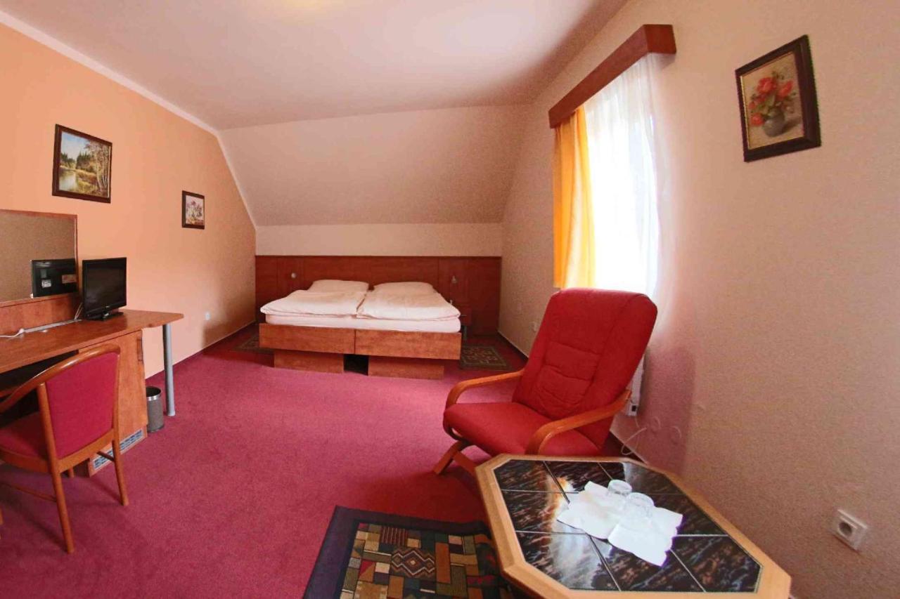 Hotel Koruna Karlštejn Exterior foto